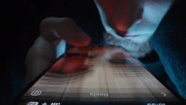 一个人在黑暗中 靠在手上 快速地在网上翻阅照片 多利滑行特写 — 图库视频影像