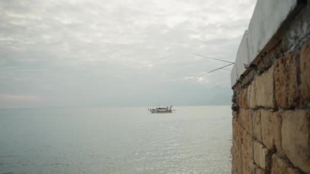 Ψάρεμα Από Την Ακτή Μέχρι Θάλασσα Ράβδοι Ψαρέματος Βρίσκονται Στα — Αρχείο Βίντεο
