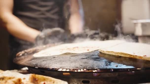 Вулична Їжа Ясо Тортильї Обсмажуються Великій Опуклій Поверхні Усюди Бризки — стокове відео