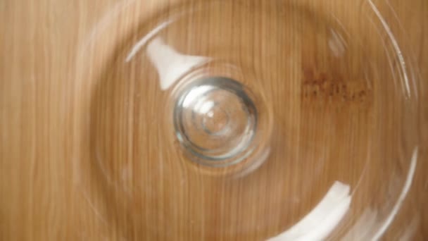 Виливаю Віскі Склянку Вид Зверху Камера Всередині Склянки Зелена Пляшка — стокове відео