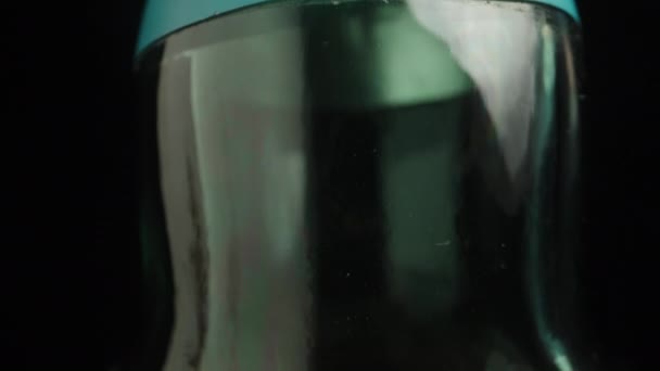 Ένα Πράσινο Γυάλινο Μπουκάλι Ακριβό Αλκοόλ Μπλε Ετικέτα Και Φελλό — Αρχείο Βίντεο