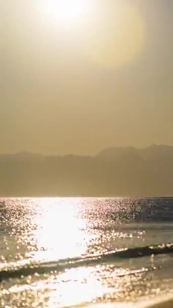 Time Lapse Golden Sunset Sea Sol Pone Detrás Las Montañas — Vídeos de Stock