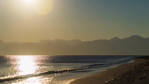 Puesta Sol Mar Sol Pone Detrás Las Montañas Zoom Cámara — Vídeos de Stock