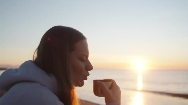 Kühler Sonnenaufgang Auf Dem Meer Die Junge Frau Hält Einen — Stockvideo