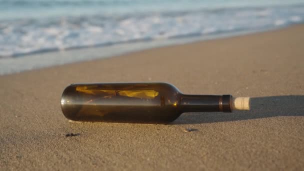 Una Botella Vino Con Una Nota Una Playa Del Mar — Vídeos de Stock