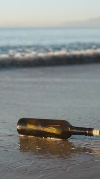 Una Botella Vidrio Con Una Carta Una Ola Lanza Tierra — Vídeo de stock