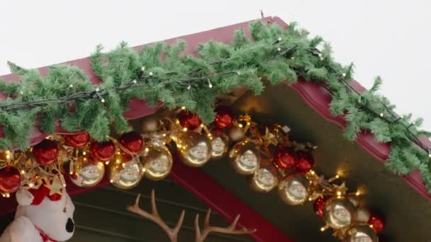 Крыша Деревянного Дома Украшенного Рождество Орнаментами Оленями — стоковое видео