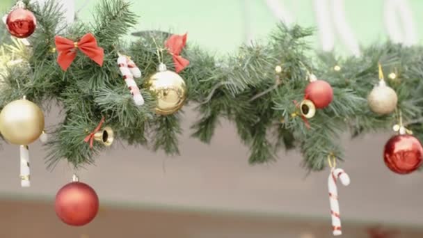 Adornos Del Árbol Navidad Colgando Las Ramas Los Aleros Casa — Vídeos de Stock