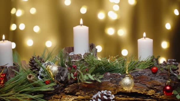 Julens Heminredning Ljus Med Ornament Ett Barkformat Trästativ Skjuten Slang — Stockvideo