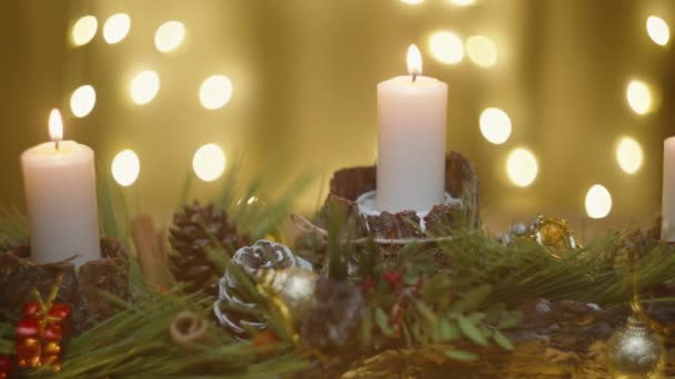 在温暖的烛光中度过的圣诞夜晚 桌上的圣诞装饰品 — 图库视频影像