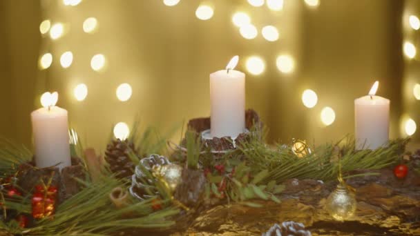 用蜡烛和装饰品在木制底座上手工制作的圣诞装置 在来自花环的温暖光芒的背景下 — 图库视频影像