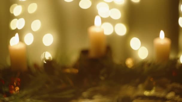 Obraz Stopniowo Nabiera Ostrości Powoli Wyostrzając Instalację Świąteczną Ozdobami Świecami — Wideo stockowe