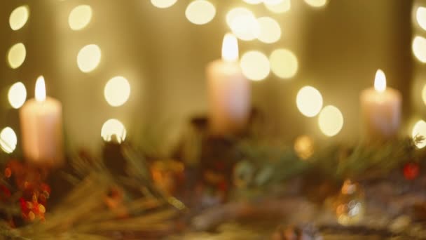 在温暖的花环灯光下 装饰着圣诞装饰品和蜡烛 布置在舒适的家庭环境中 营造出美丽的新年烛光 — 图库视频影像