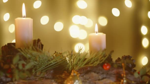舒适的圣诞家庭内部 装饰着温暖的花环和蜡烛 装饰着圣诞装饰品 滑翔机 — 图库视频影像