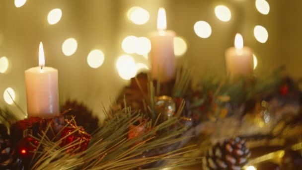 照相机的焦距缓慢地向后转换 呈现出舒适的圣诞家居内部装饰和蜡烛 — 图库视频影像