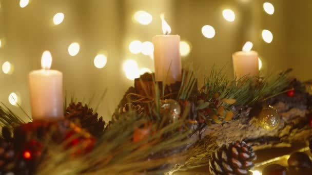 圣诞蜡烛装饰在温暖的家庭照明的舒适环境中 树上装饰着树木 — 图库视频影像