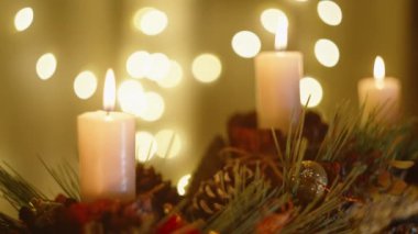 Mumlar ve ağaç süslemeleriyle el yapımı Noel kurulumu. Kaydırıcı.