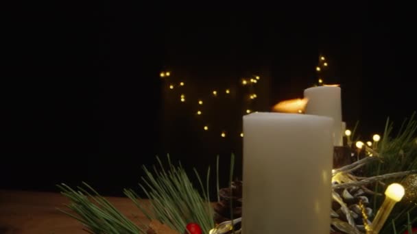 Пламя Свечи Мерцает Сквозняка Темной Комнате Украшенного Рождественскими Украшениями Гирляндами — стоковое видео