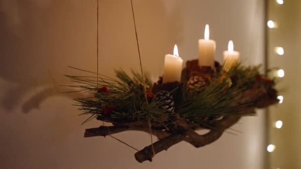 我们自己用蜡烛和圣诞装饰品在树枝上做了这个圣诞装置 它创造了温暖喜庆的家庭氛围 — 图库视频影像
