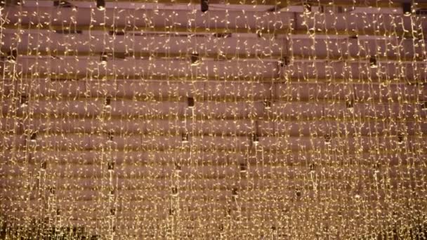 大量的花环挂在天花板上 为新年创造了一个喜庆的城市装饰 — 图库视频影像