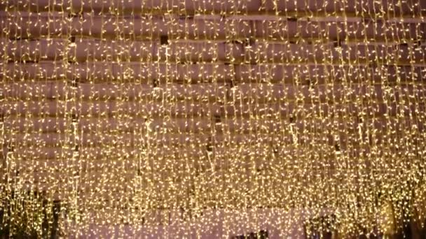 Une Multitude Lanternes Scintillantes Guirlande Pendent Par Dessus Estompent Arrière — Video