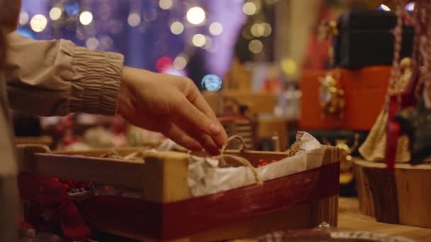 Mercado Navidad Una Mujer Joven Selecciona Regalos Interior Año Nuevo — Vídeos de Stock