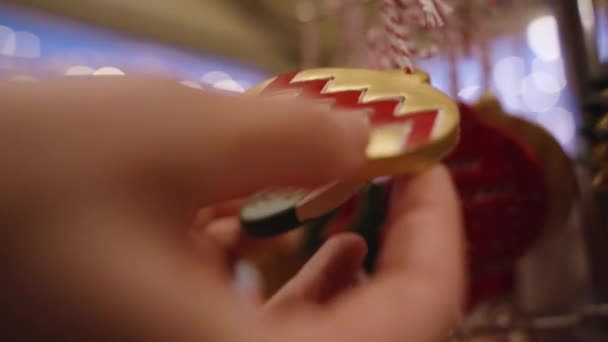 Tienda Regalos Año Nuevo Una Mujer Joven Selecciona Decoraciones Navidad — Vídeos de Stock