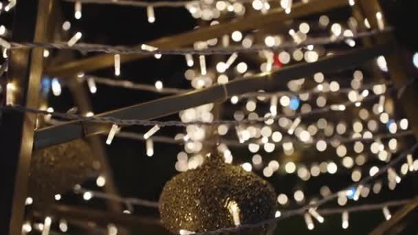圣诞装饰品一种装饰在树上的户外金属制圣诞装置画面渐渐模糊了 — 图库视频影像
