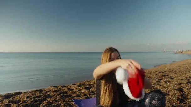 바다에서 모자와 미소를 새해의 — 비디오