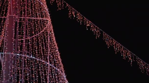Decorações Natal Grinaldas Uma Árvore Ferro Céu Noturno — Vídeo de Stock