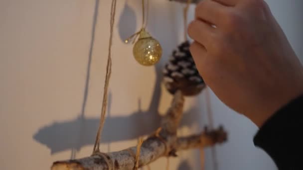 Bir Kadın Noel Için Evini Kozalak Noel Süsleriyle Süslenmiş Yapımı — Stok video