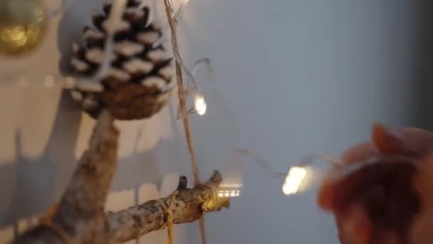 Egy Egy Füzért Teker Lámpásokkal Egy Házi Készítésű Ágakból Dísztárgyakból — Stock videók