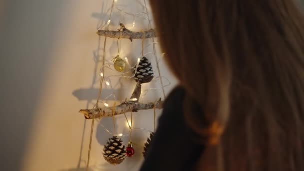 Młoda Kobieta Robi Ręcznie Dekoracje Świąteczne Dla Swojego Domu — Wideo stockowe