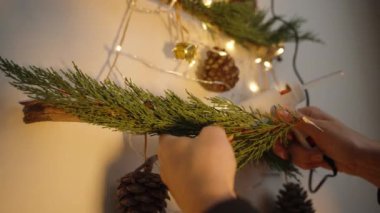 Noel için el yapımı duvar süslemeleri yapmak, çelenkleri ve süslemeleri olan küçük bir ağaç yapmak.