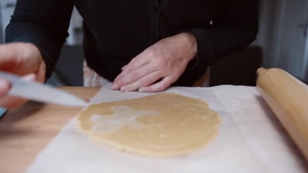 Μια Γυναίκα Κόβει Ένα Μπισκότο Από Ζύμη Σχήμα Ανθρώπου — Αρχείο Βίντεο