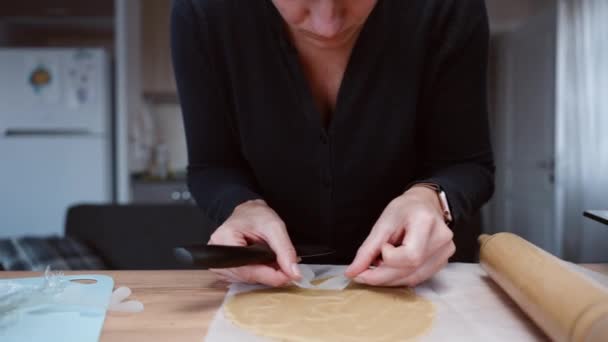 Uma Jovem Está Preparando Biscoitos Gengibre Para Natal Ela Coloca — Vídeo de Stock
