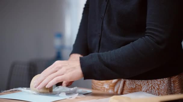 Femme Coupe Morceau Pâte Pain Épice Pétrit Dans Main — Video