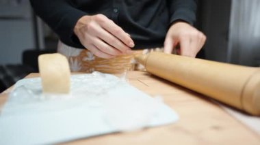 Kadın elinde zencefilli kurabiye için hamur yoğuruyor..