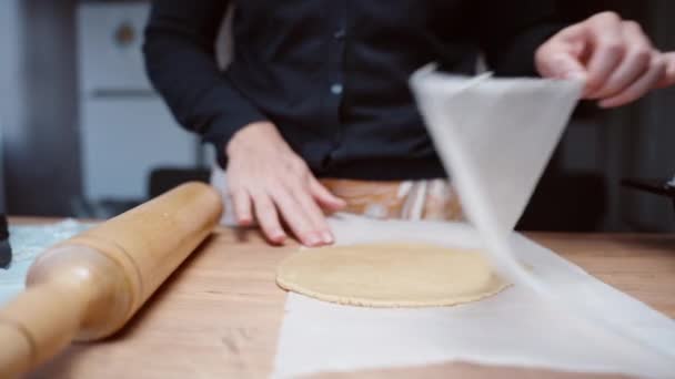 Kobieta Rozprowadza Ciasto Piernikowe Ciasteczka — Wideo stockowe
