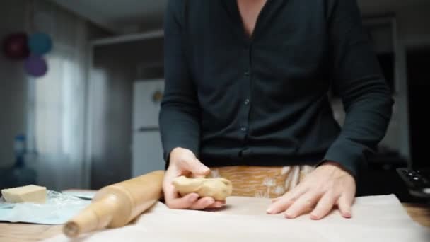 Kobieta Wyrzuca Piernikowe Ciasto Papier Pieczenia Rękami Pieczenia — Wideo stockowe
