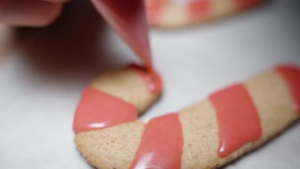 Usando Pequeno Saco Pastelaria Mulher Aplica Cobertura Vermelha Biscoito Gengibre — Vídeo de Stock