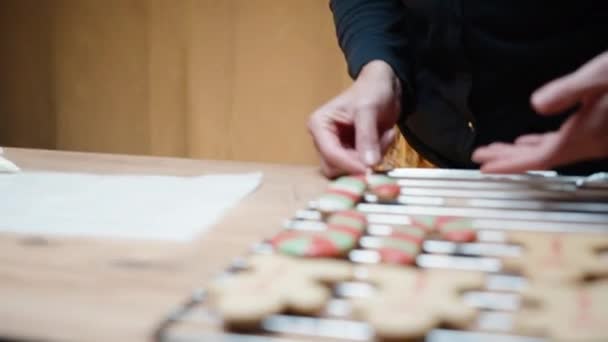 Mulher Transfere Biscoitos Gengibre Forma Pequenas Pessoas Rack Refrigeração Para — Vídeo de Stock
