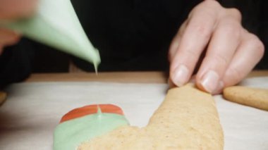 Zencefilli kurabiyeyi şeker kamışı şeklinde süsledim. Şekerli, değişik renklerde şeritlerle. Dolly kaydırıcı aşırı yakın çekim.