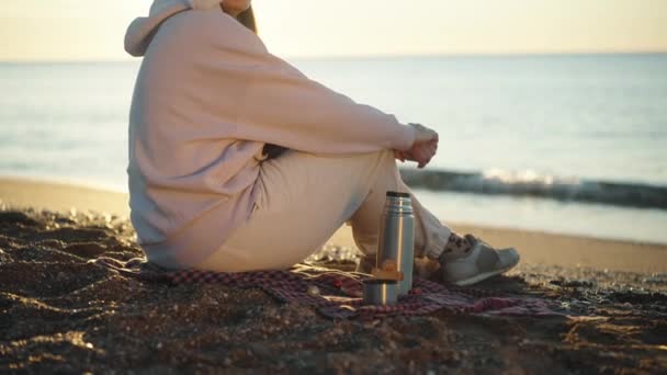 Einem Kühlen Morgen Meer Sitzt Eine Frau Mit Thermoskanne Und — Stockvideo