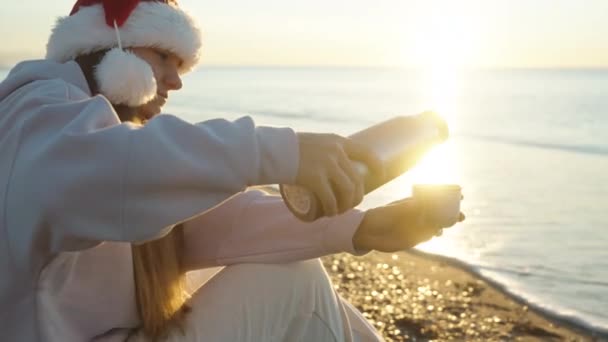Brzy Ráno Moře Vánocích Mladá Žena Santa Klobouku Nalévá Horký — Stock video