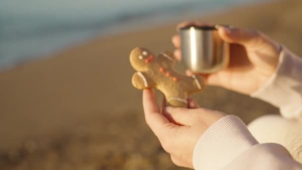 Zázvorové Sušenky Formě Muže Který Drží Mladá Žena Sedící Pláži — Stock video