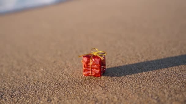 海浪冲走了小小的红色礼品盒 把它带到海里去了 — 图库视频影像