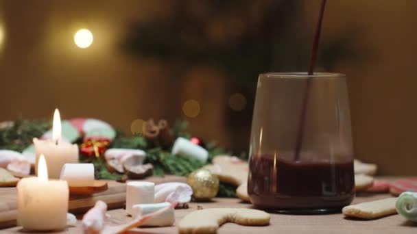 Świąteczny Bałagan Stole Świece Słodycze Nalewanie Gorącego Kakao Wnętrze — Wideo stockowe