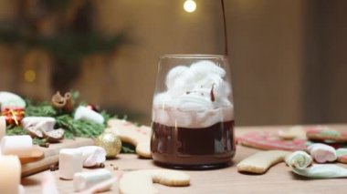 Krem şantili ve üzerine çikolata serpiştirilmiş, bayram masasında zencefilli kurabiyelerle servis edilen sıcak çikolata..