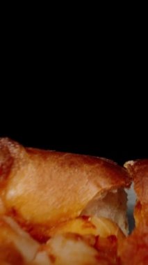 Bir dilim pizza alıyorum. Dolly Slider aşırı yakın çekim. Laowa Sondası Dikey Video.